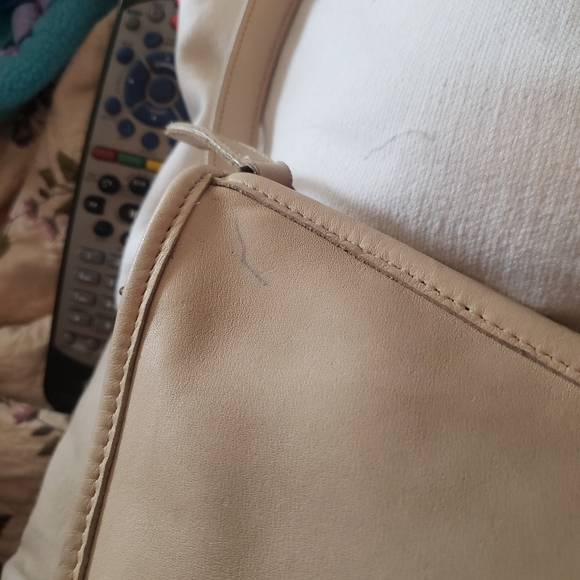 Vintage 80s Coach Swinger Leather Crossbody Bag in Bone Color - Picture 12 of 15